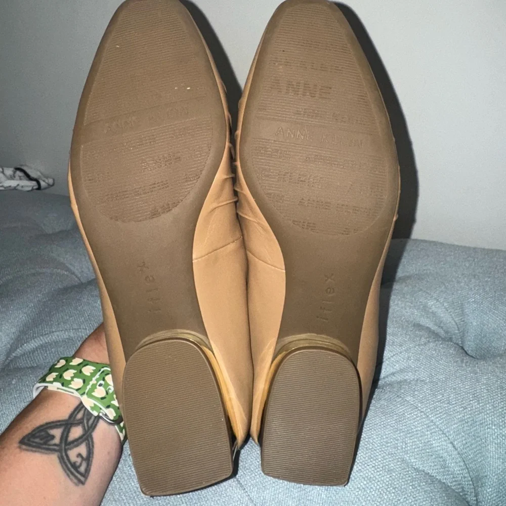 Anne Klein Tan Leather Flats with Pleated Toe. Size 8. NWOT